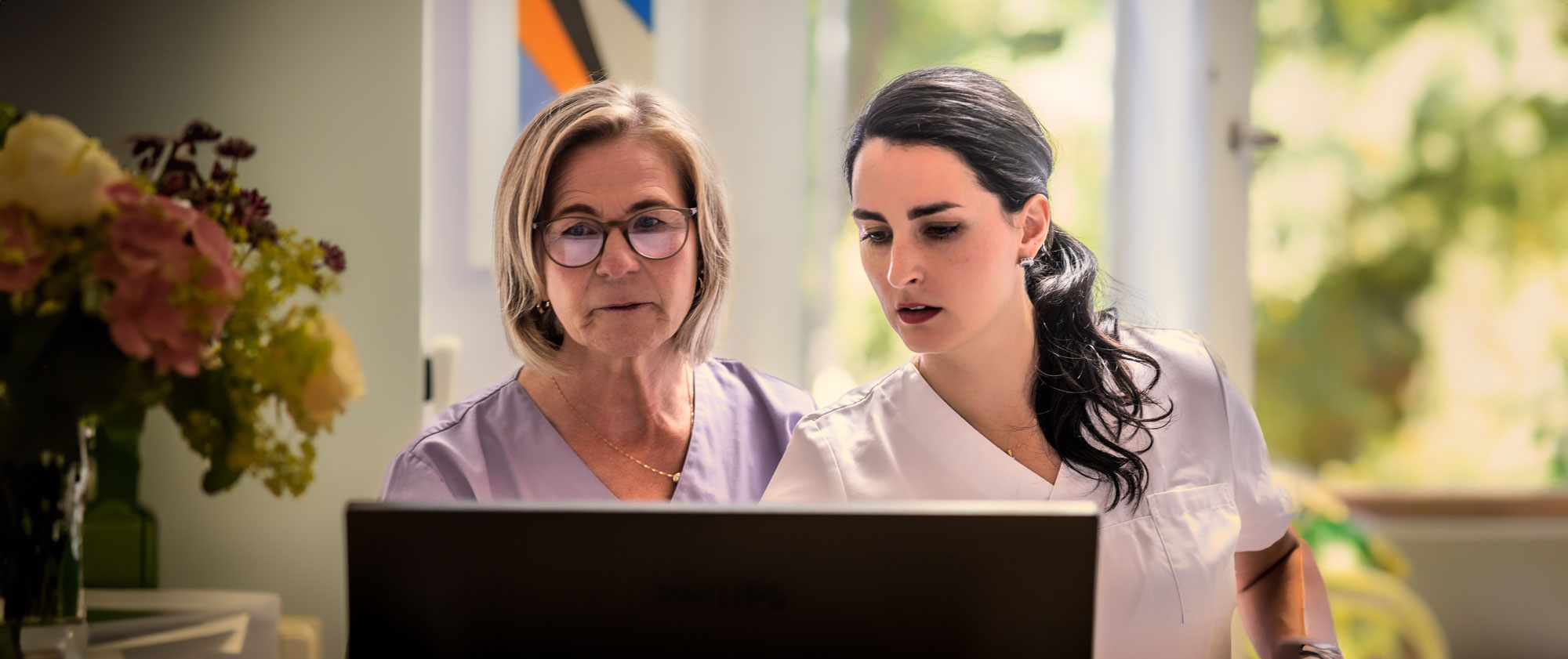 Receptionister vid en dator