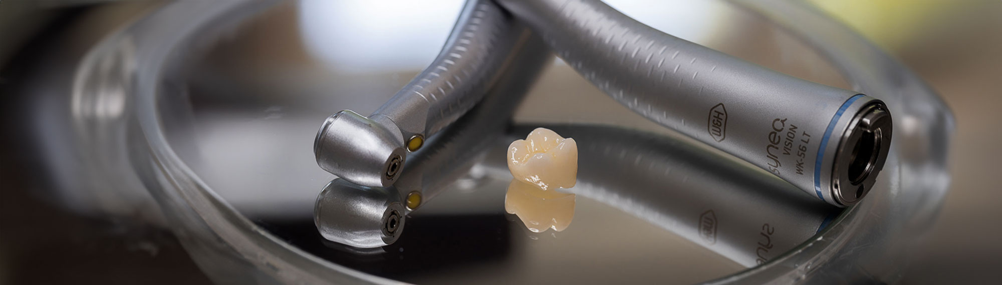 Tand och instrument på tandläkarbricka